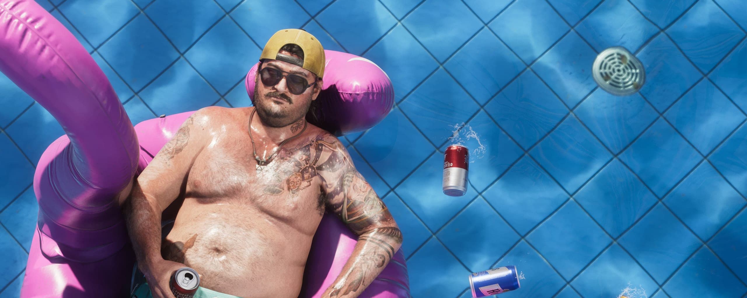 Personagem à beira da piscina em Leonida, arte oficial de GTA VI